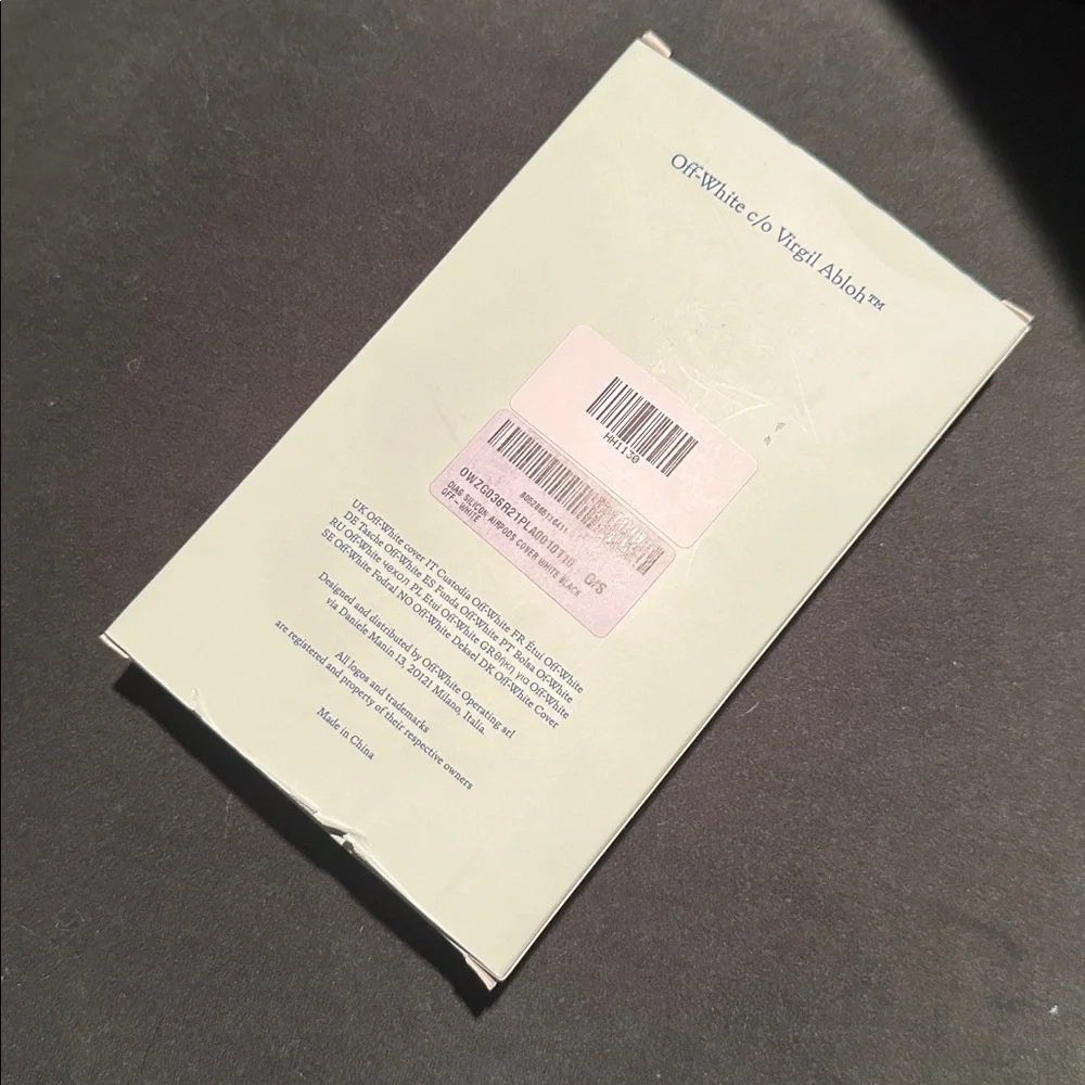 NIB Off-White WITH STRAP AirPods Case - Diagonal design White and Black
